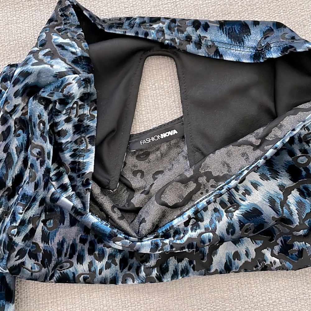 💜 7 for $15 💜 wire crop top blue leopard - Picture 6 of 6